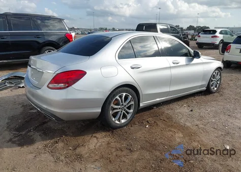 2017 Mercedes-Benz C 300 z USA, uszkodzony, nr VIN 55SWF4JB2HU221241
